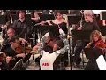 Lagu Debutto sul palco di Yumi, il direttore d'orchestra robot