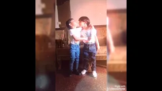 يتعلموا يتعلموا من الرقة دي يتعلموا شوفوا هالحلوين ورد وخضر 