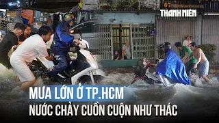Mưa lớn ở TP.HCM khiến nhiều đường ngập sâu, nước chảy cuồn cuộn như thác