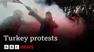 Thousands defy protest ban in Turkey as opposition rival to President Erdogan is jailed | BBC News