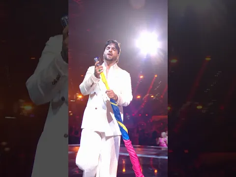 Tu recuerdo en vivo en los AMAs ♥️ Colombia en la casa 🇨🇴 #maluma #colombia #locoxvolver