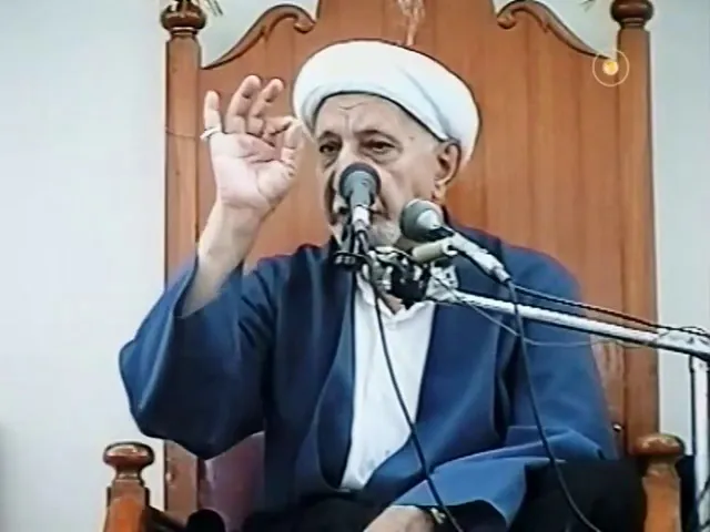 ⁣تعودُ بي الذكرى لطفلٍ بمهدهِ .. إليه شموخٌ من غدٍ يتطلعُ - الشيخ أحمد الوائلي