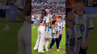 مسي وزوجته مع ابنائه 