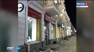 С фасада здания в центре Омска обрушилась лепнина