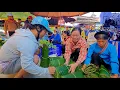 Vu Lan Festival is coming Dang harvests banana leaves to sell and to prepare for the occasion