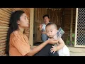 Download Lagu Ly Thi Di quietly shows Duc Tin a photo of her father: An emotional moment