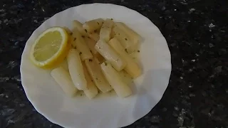 Heute zeige ich Euch meine Version des Superfood-Klassikers - Kale Chips - Grünkohl Chips. Ein Rezep. 