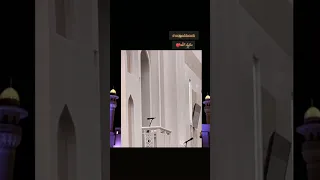 القارئ معاذ الدويك رفع الآذان بأحد المساجد بدولة الكويت 