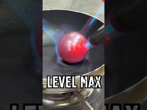 巨大な氷にいろんな大きさの1000℃の鉄球を落としてみよう！🔥