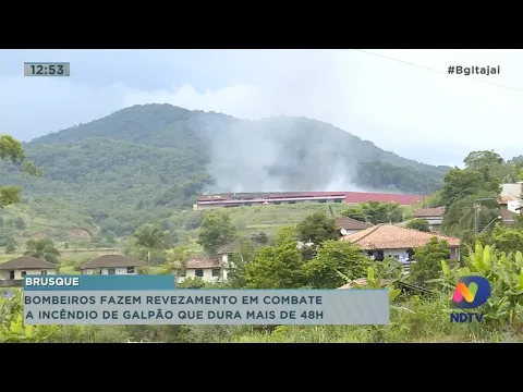 Bombeiros fazem revezamento em combate a incêndio de galpão que dura mais de 48 horas em Brusque