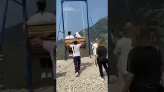 مشهد صادم سقوط فتاتين من قمة وادي أثناء استمتاعهما بأرجوحة في روسيان روسيتان سقطتا من فوق أرجوحة 