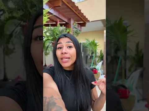 TEM UMA COBRA NÃO MEU BAÚ
