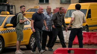 ТАКСИСТЫ не дают работать НОВИЧКУ на вокзале! Устроили разборки прямо на парковке.