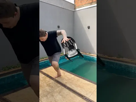 QUANDO O LOBISOMEM ESCORREGA NA PISCINA EU SALVO ELE 😂 #shorts