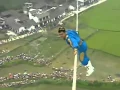 Download Lagu Acrobata a 150mts de altura cai da corda bamba, na China