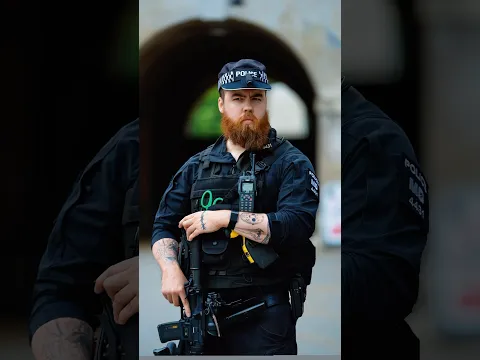 No gifts while on duty 👍🫡 A police officer in London 🇬🇧 #police #streetphotograhpy