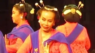Download Beksan GAMBYONG Dosen ISI - World Dance Day Solo - Tari Klasik Jawa Tengah 2017 [HD] MP3