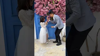 ياعروسة غمضي عينك هديكي بوسة 