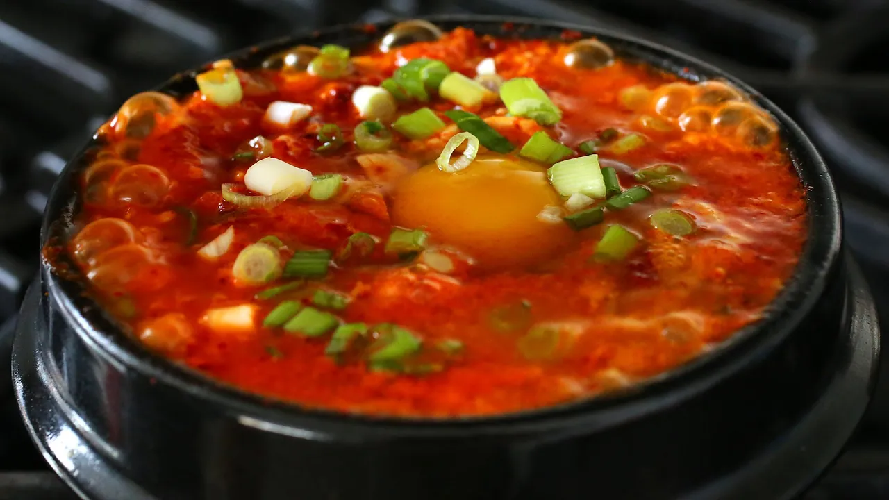 Kimchi soft tofu stew (kimchi sundubu-jjigae: )