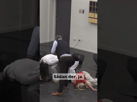Eleverne falder af stolene under hypnose #hypnose #viral