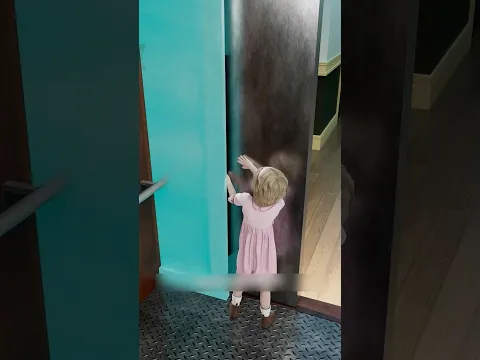 دراعها اتزنق في الباب 😰