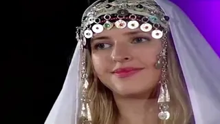                                              أحواش تافراوت بمشاركة الأمريكية جينفر كراوت دندنها