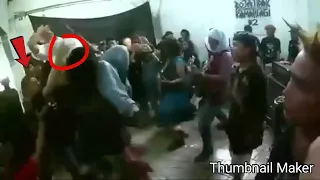 PEGANG SUSU SAAT KONSER ANAK PUNK l Remas toket penyanyi waktu konser