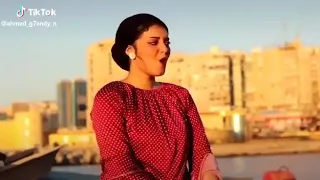 بنت تبدع في اغنية بنت اكابر بدون موسيقي     دندنها