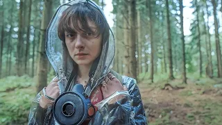 بنت بتفضل عايشة وحيدة بعد ظهور فيروس قاتل في هيئة مطر بيكون السبب في نهاية العالم ملخص مسلسل Rain 