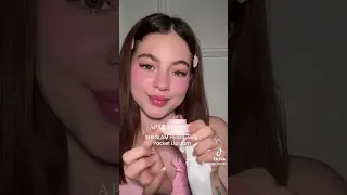 امنحي شفاهك لمسة من الترطيب واللمعان أثناء التنقل مع هذا المرطب هذا البلسم الجيلي الفاخر يتميز  امنحي شفاهك لمسة من الترطيب واللمعان أثناء التنقل مع هذا المرطب هذا البلسم الجيلي الفاخر يتميز