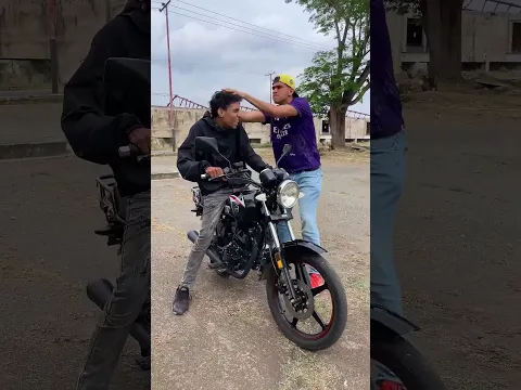 No me dejan ir a buscar a mi novia en el triciclo