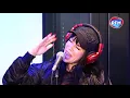 Alex Hepburn chante "Take home to mama" dans les studios de RFM