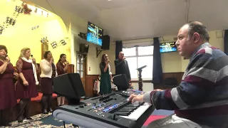 ترنيمة يوم الميلاد مش قصه وخلاص الكنيسه الانجيليه العربيه برايتون 