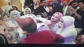 أخ يفاجئ أخته يوم زفافها برجوعه من السفر بعد طول غياب دندنها