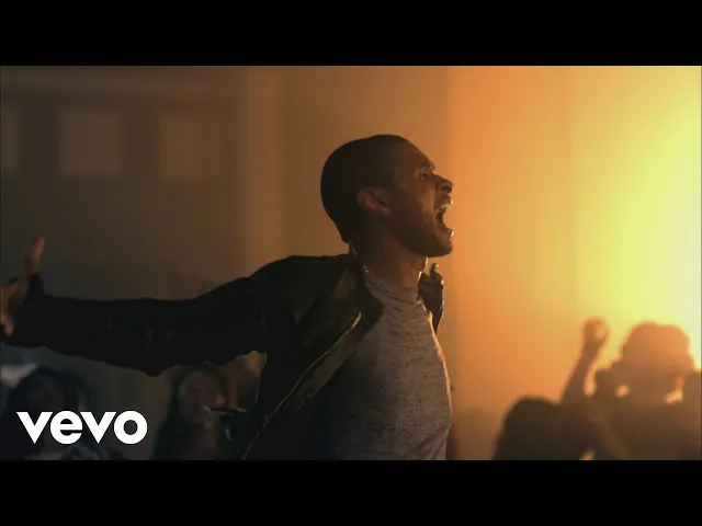 Download MP3 Usher - DJ Got Us Fallin' In Love (Official Music Video) ft. Pitbull