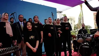 نائب الرئيس لشئون التعليم والطلاب يشدو في حب مصر مع كورال   اون  بأغنية  يا اغلى اسم في الوجود  دندنها