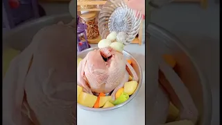 طريقة رائعة لشوي الدجاج بقالب الكيك 