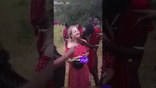 هذه المرأة وقعت في موقف محرج جدا حيث وجدت نفسها مقيدة مع رجال اقوياء من قبائل إفريقيا    قصص      دندنها