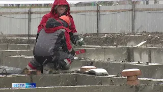 В Омске у новой школы в Октябрьском округе строится цокольный этаж