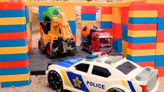 Diversión con excavadoras y camiones en la historia de coches de policía de juguete