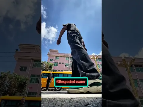 🚛😂😱 Tưởng Gã Khổng Lồ Muốn Đè Bẹp, Ai Ngờ Chỉ Đang Leo Lên Xe Tải!