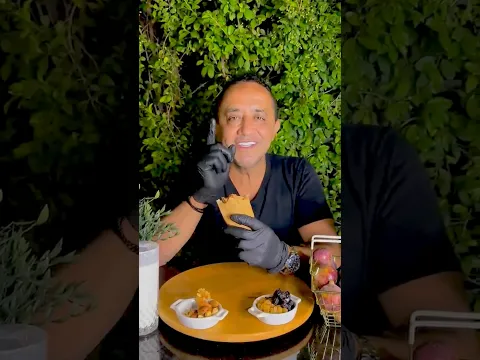 خدودك يا تفاح الشام🍏وشفافك عسل لبنان 🍯اضرب سندويشة تين مع جوز وأطيب كاسة عيران بالعالم 🥛