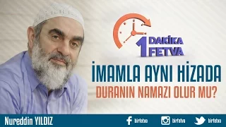 İmamla aynı hizada duranın namazı olur mu?