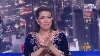 بدموع مؤثرة تتلقى الفنانة مونية لمكيمل رسالة من ابنيها في رشيد شو 