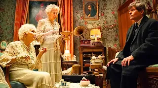 رجل في فندق يتقل ص ببطء كل يوم يصبح أصغر وكل باب يختفي في صمت مريب 