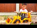 Download Lagu Alex speelt met een speelgoedgraafmachine en rijdt op grote elektrische wielen.
