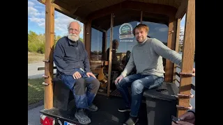 11 May 2025 Besynnerligt: Bilburna “Bara bada bastu” bastun besöker Brisbåten