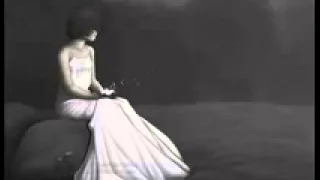 اغنية غريبة منسية    لنجاة الصغير دندنها