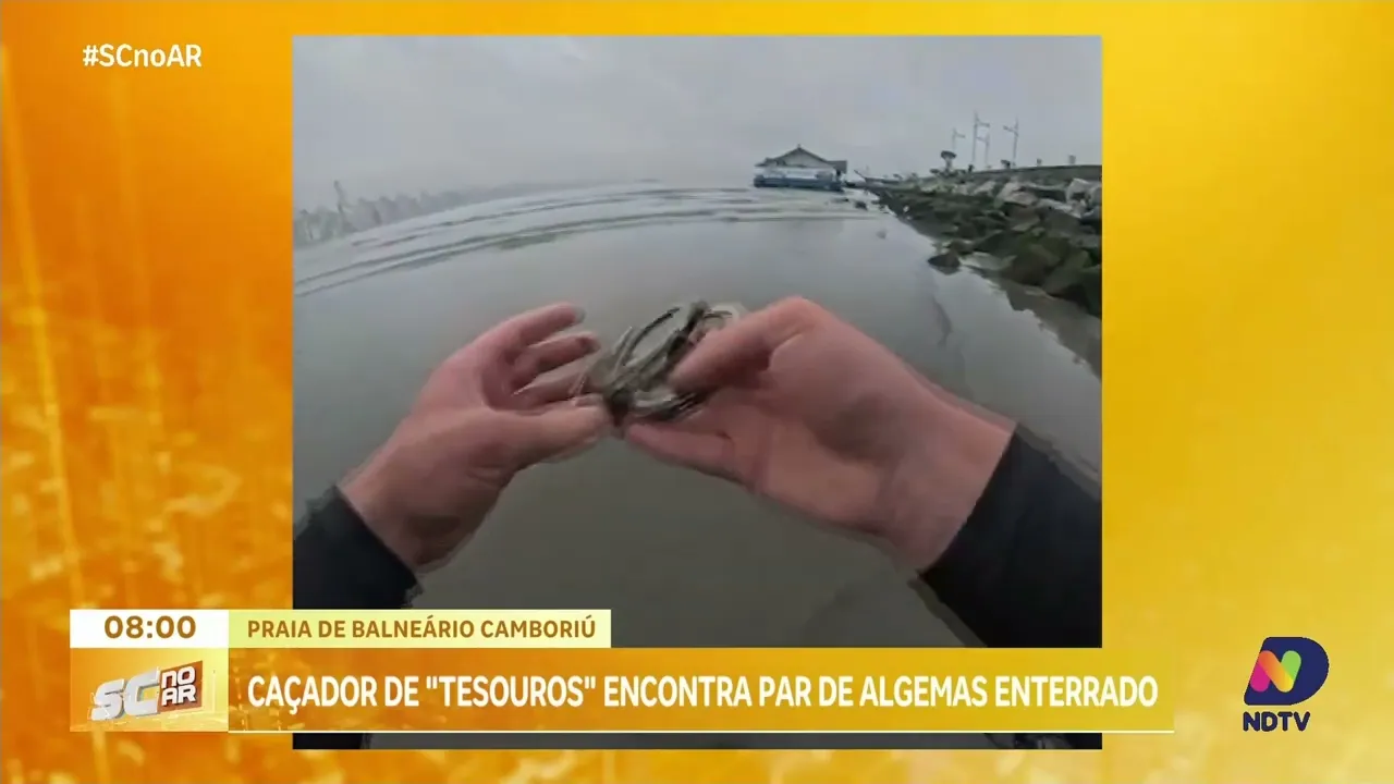 Caçador de tesouros encontra par de algemas enterrado em praia de Balneário Camboriú