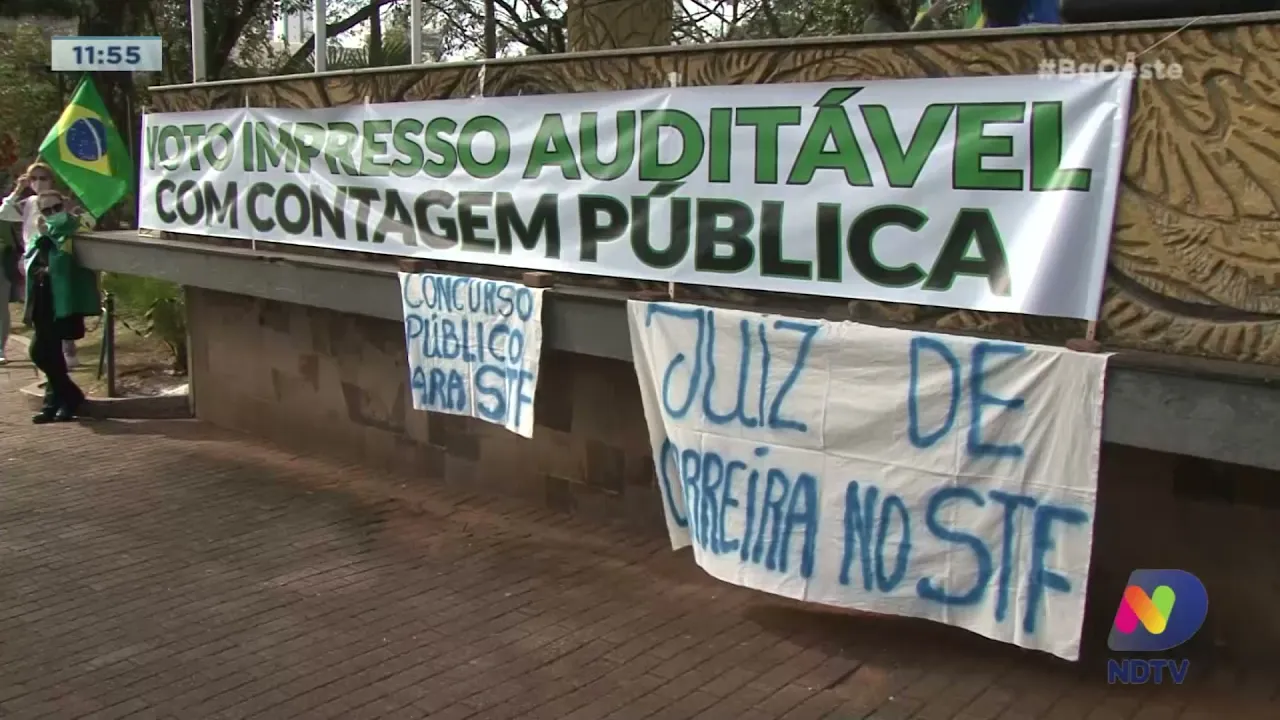 Manifestantes fazem passeata pedindo voto impresso e auditável em Chapecó